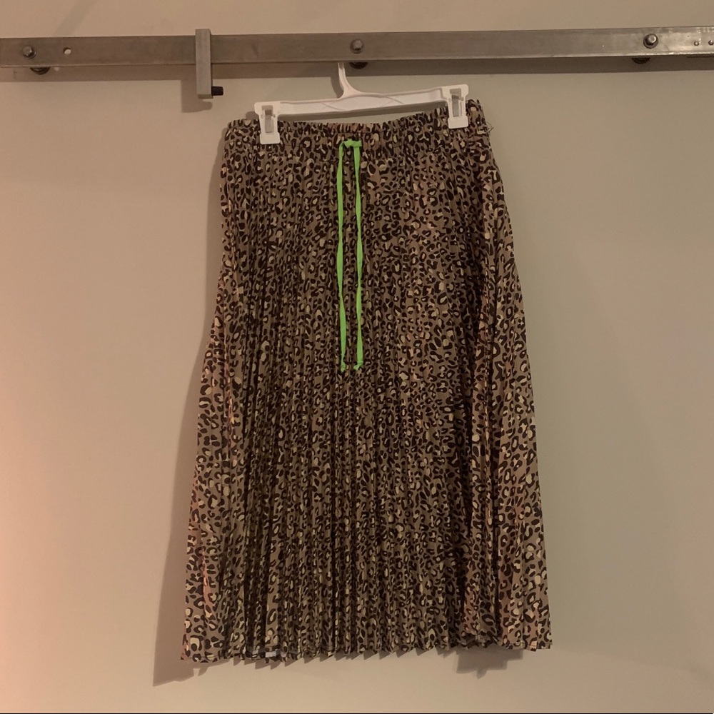 Pleated leopard midi skirt.